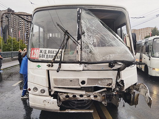 Двойная авария на Соковском мосту в Иванове: «ПАЗ» влетел в «УАЗ»